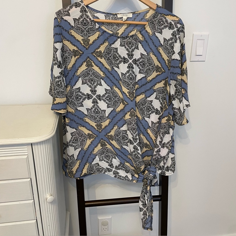 Como Blu blouse. Ties at front. Size XL. So pretty! Summer colours!